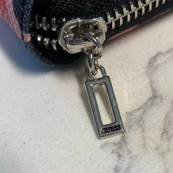 Guess Wallet - Picture 15 of 15